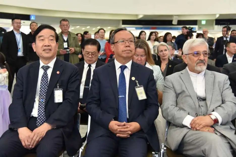 苏士澍主席出席2025年维也纳联合国中文日活动并写会标插图2中国题字网 苏士澍主席出席2025年维也纳联合国中文日活动并写会标插图2中国题字网