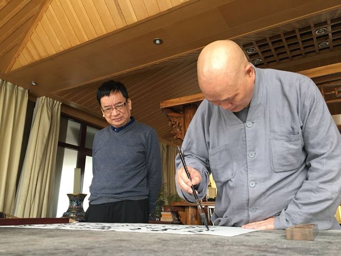 怡学法师已对会长法书钟爱有加,欲从崔会长习书法.